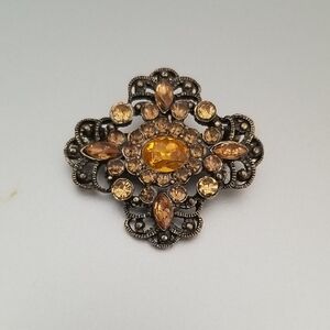 Elegant Vintage-Inspired Gold Brooch